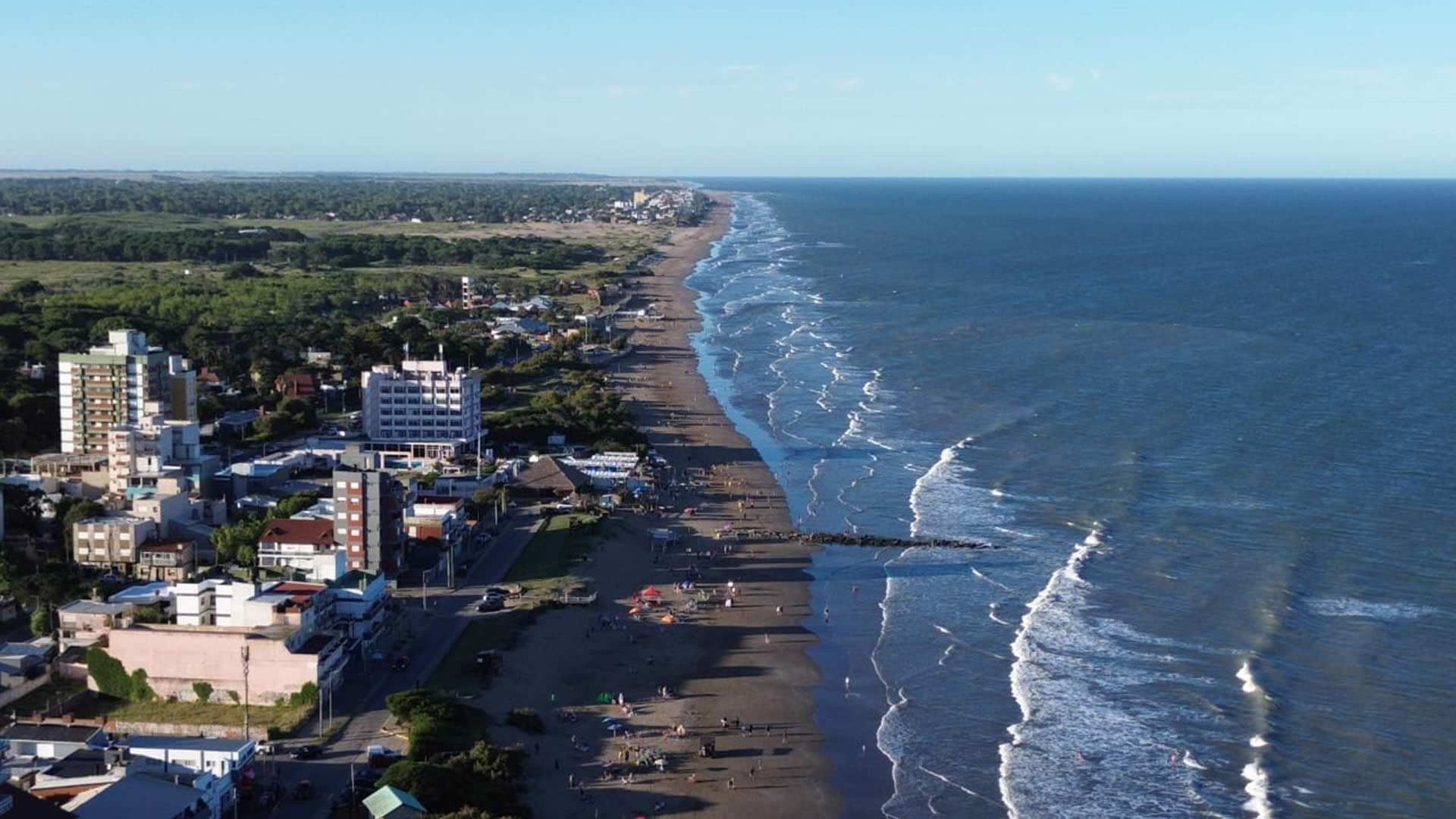 Vista aérea de la playa y el mar de Santa Teresita